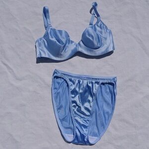 Super cute 80s/90s Maidenform shimmery blue bra and panty set